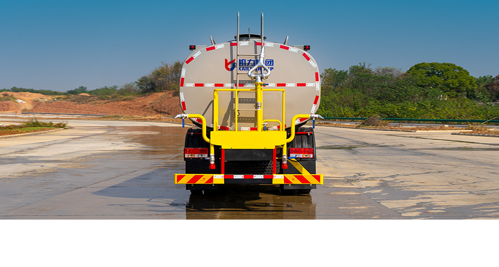 福田小三轴洒水车图7