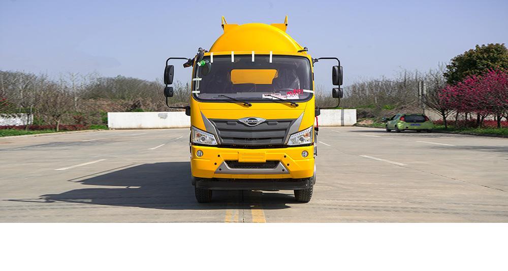 福田小三轴吸污车图6