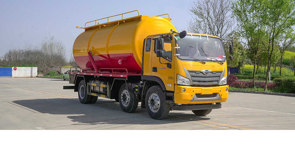 福田小三轴吸污车图1